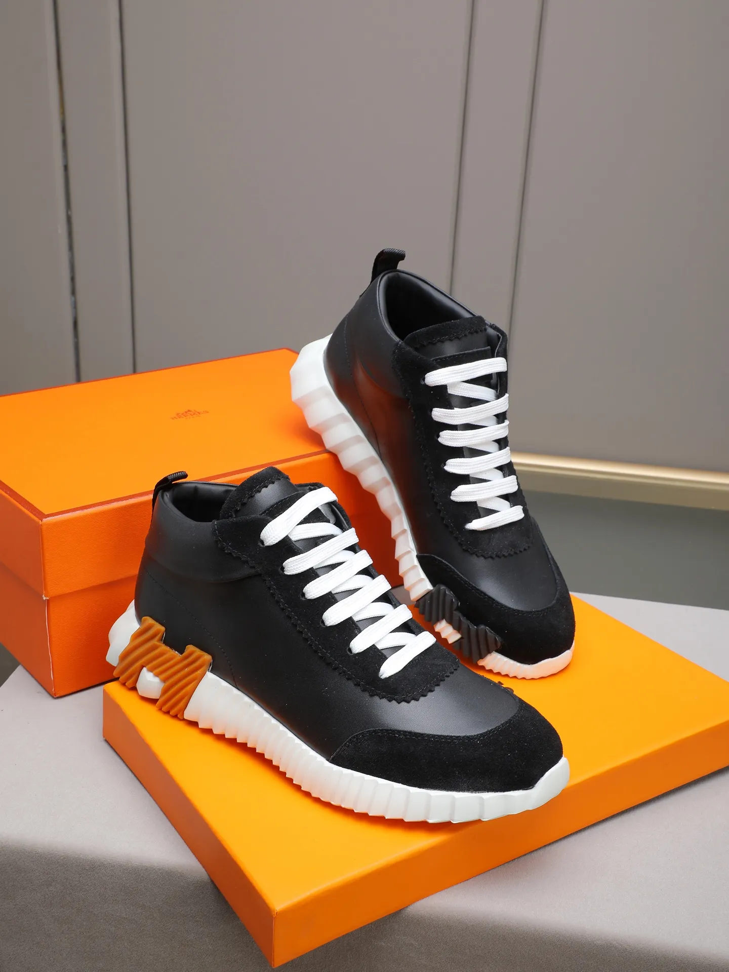 PPP460 (Hermes high-top men's shoes)🆕Men's sports shoes, decorated with textured calfskin details. Spliced ​​with original cowhide, this shoe draws inspiration from the equestrian world, integrating technical details and practical functions. Breathable sheep lining, original combination outsole, high-end quality, and every detail is perfectly combined! Size: 38-44 (45 can be customized)